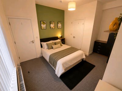 En-Suite in Stylish House HD1 - viewing today! Main Photo