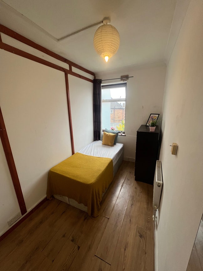 Kilburn- Cheap Single Next to Shops and Transport  Main Photo