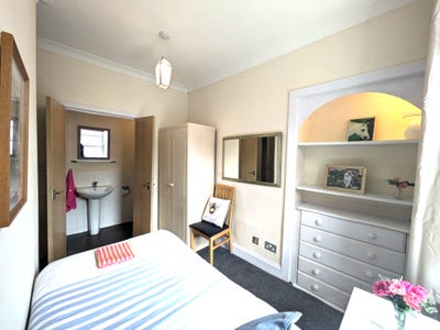 Bright ensuite room in pleasant town centre flat Main Photo