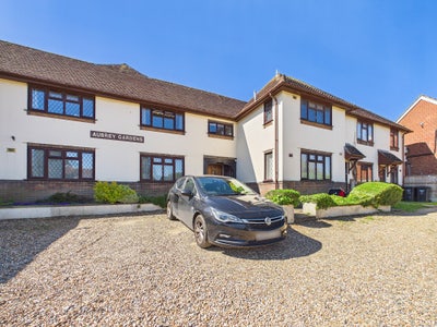 1-Bed Flat + Residents Parking - Luton, LU4 Main Photo