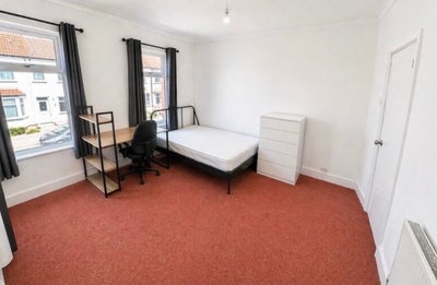 Available Asap| V. Large Newly Refurb |3 Bed House Main Photo