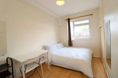 Bright Cosy Room 5mins Walk to Bow Road Tube Main Photo