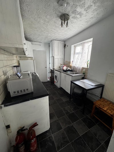 Students Attention - Rooms available Main Photo