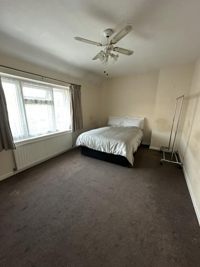 Large Bright Room - Close to Central London Links  Main Photo