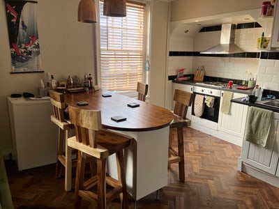 Double room in spacious Rochester flat by station Main Photo