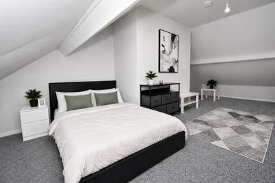 Stylish Double & Single Rooms | Short Walk to Town Main Photo
