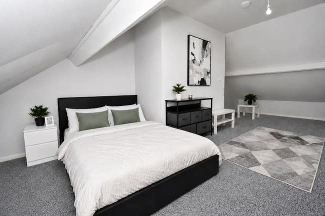 Stylish Double & Single Rooms | Short Walk to Town Main Photo