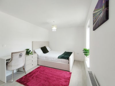 Beautiful room ensuite nearly! Bills included Main Photo