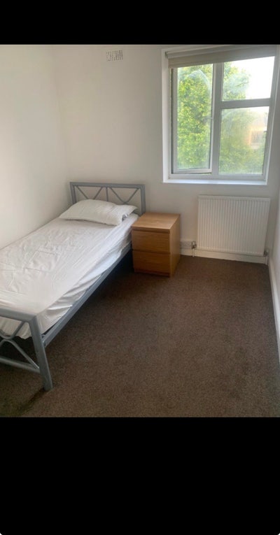 A spacious and clean single room available Main Photo