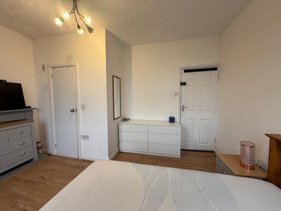 Beautiful Rooms in a  Refurbished House Ensuitr Main Photo