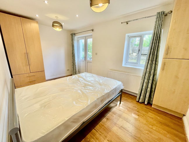 2 Furnished Rooms in North Acton Main Photo