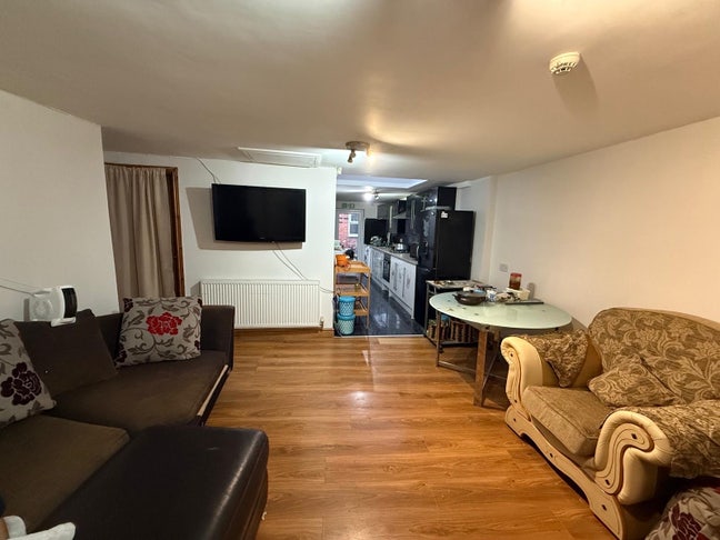 Stairless ground floor flat with 2 individual bath Main Photo