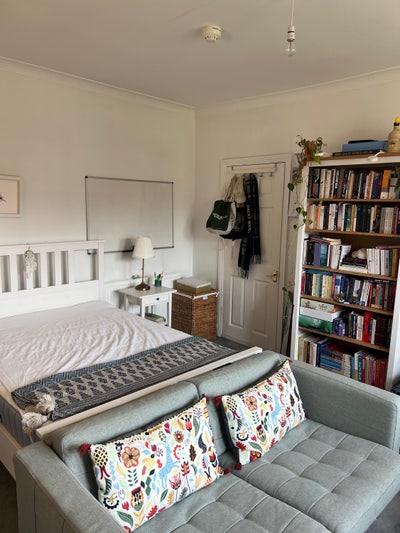 Bedroom to rent in Clifton Main Photo