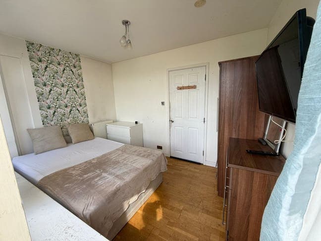 Double Room with balcony Available in zone 2 (45) Main Photo