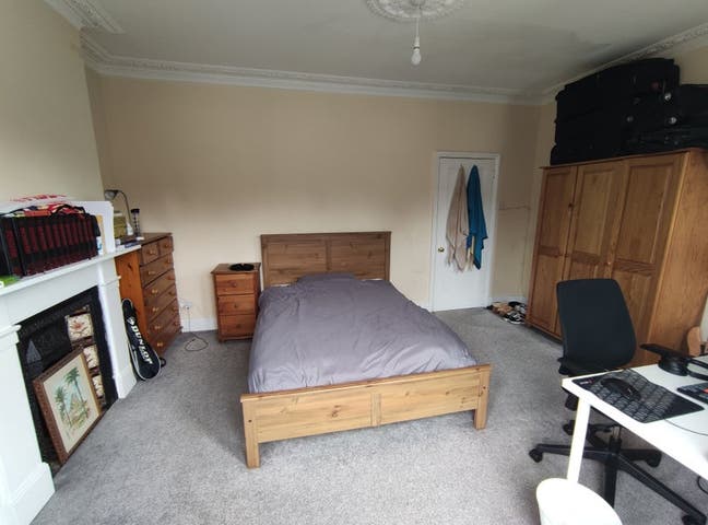 Large Double Room in Barons Court  Main Photo