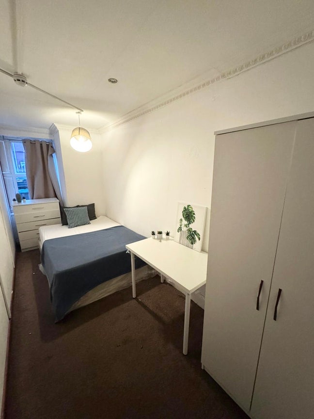 Walking Distance to Wembley Central, Double Room Main Photo
