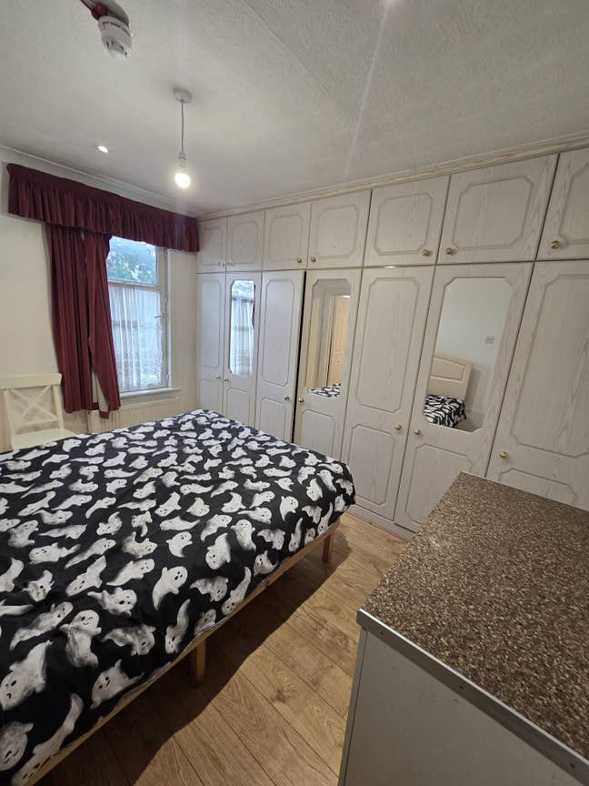 King Size Ensuit Private Bath with Bills  &pound;1100 Main Photo