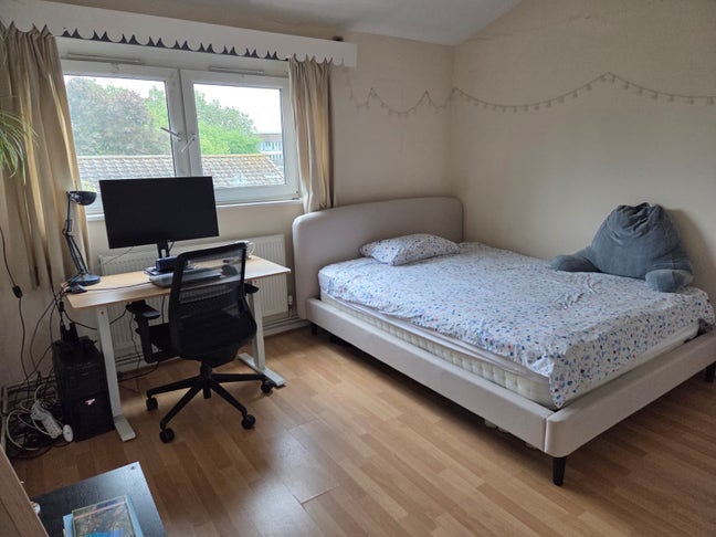 Big and sunny double bed in a huge flat Main Photo