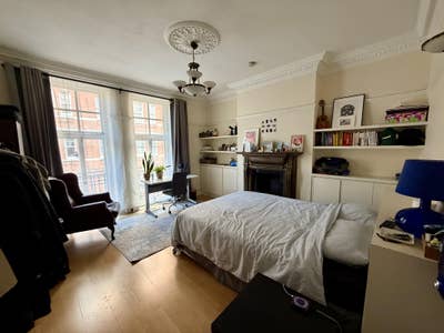 Spacious room with balcony in Kensington  Main Photo