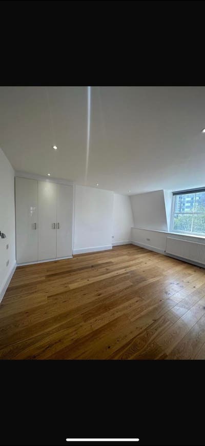 Large Room with Garden View in Modern West Hampste Main Photo