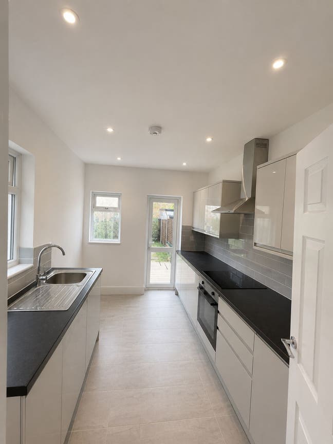 Multiple Rooms in a New Refurbished House Main Photo