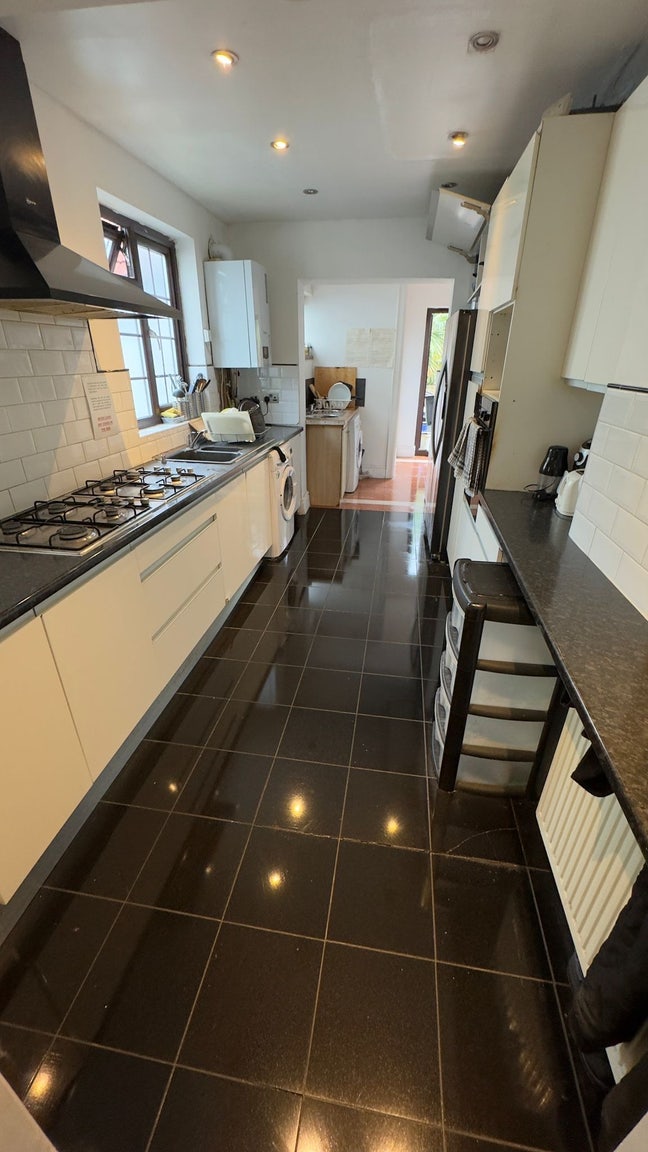 Fantastic Double for Single in a Luxury House  Main Photo