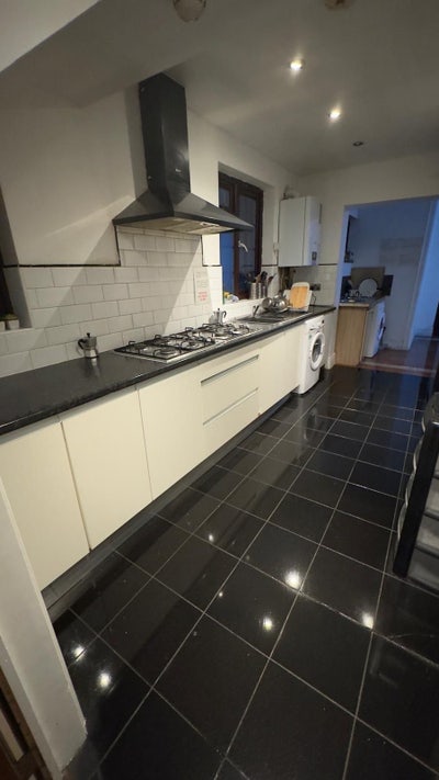 Fantastic Double for Single in a Luxury House  Main Photo