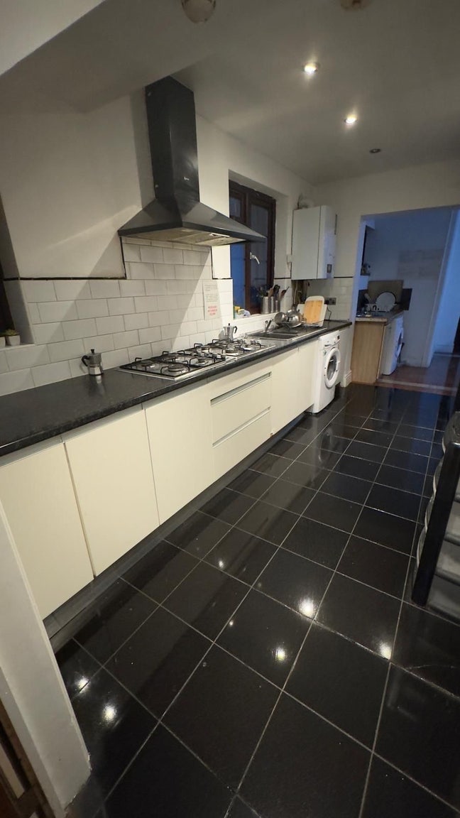 Fantastic Double for Single in a Luxury House  Main Photo