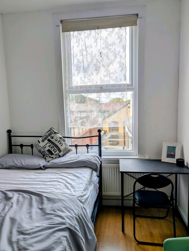  Double Room to let from 1st of June (female only) Main Photo