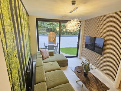 Designer 8 Bed Fallowfield 🏡 Near MRI Main Photo