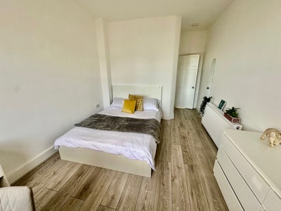 10k Stunning Brand new Property with Garden N17  Main Photo