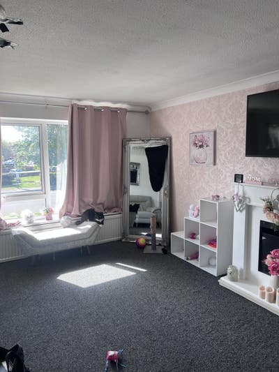 2 Bed flat on Shrub end Road  Main Photo