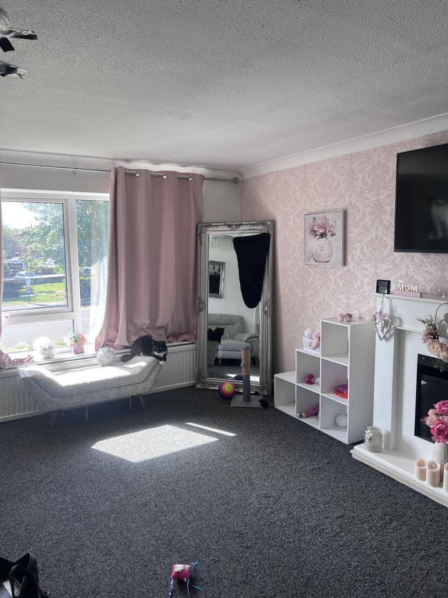 2 Bed flat on Shrub end Road  Main Photo