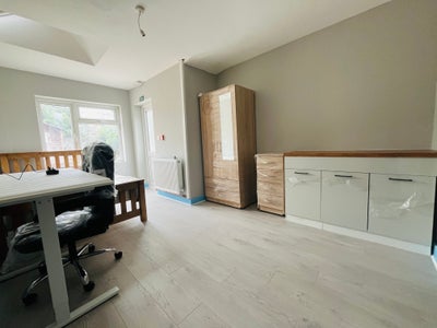 Short Let 1/2 Month Only CV4 Large En-suite Room Main Photo