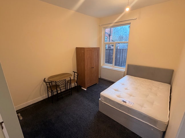 Newley refurbished 2 bed (Furnished)  Main Photo