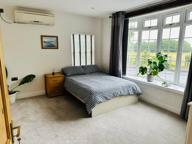Beautiful En-Suite Room Overlooking Village Green Main Photo