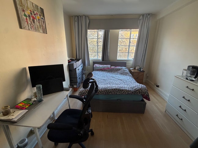 Large double bedroom  for FEMALE in St Johns wood Main Photo