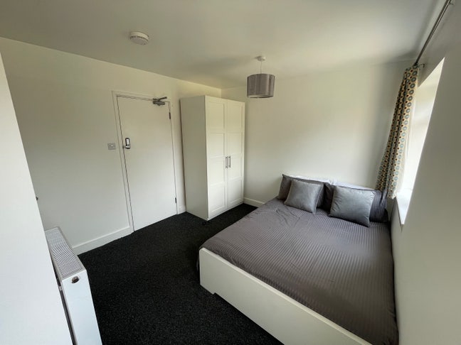 Large Double En-Suite Room Available Broadwater Main Photo