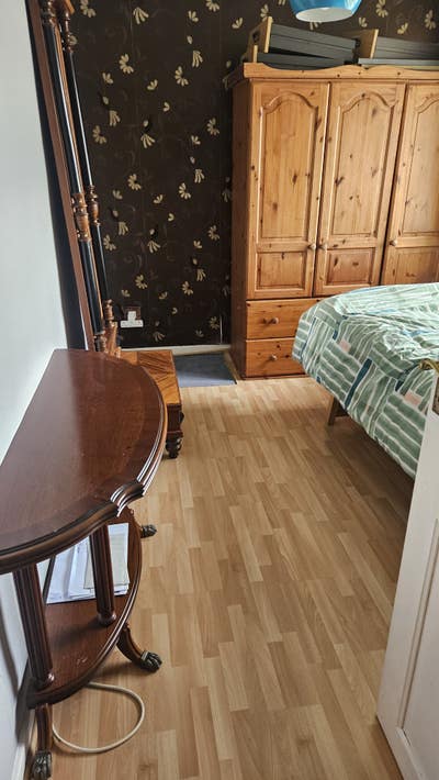 Looking for female tenant Main Photo