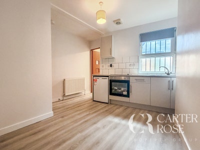 Small studio flat on Tamworth Rd West Croydon Main Photo
