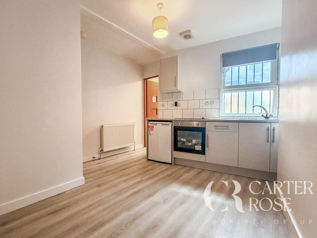 Small studio flat on Tamworth Rd West Croydon Main Photo