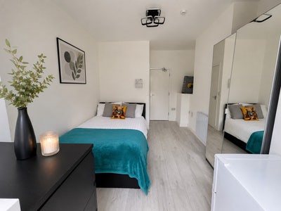 Ensuite room -LU2 Main Photo