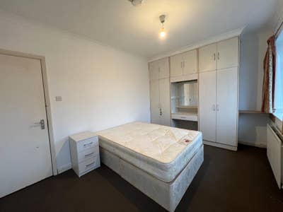 Large Double In a Tidy House East Acton W3 Main Photo