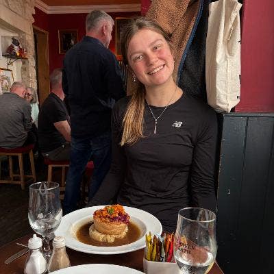 Professional Female seeks a single or double room Main Photo