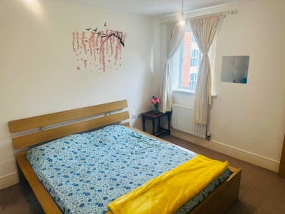 Room in Bletchley - Great Location- Availble Now! Main Photo