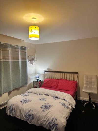 Large furnished room Main Photo