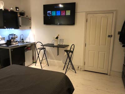 Characterful bedsit close to station & High Street Main Photo