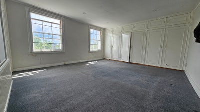 Large 18sqm room with built-in wardrobes Main Photo