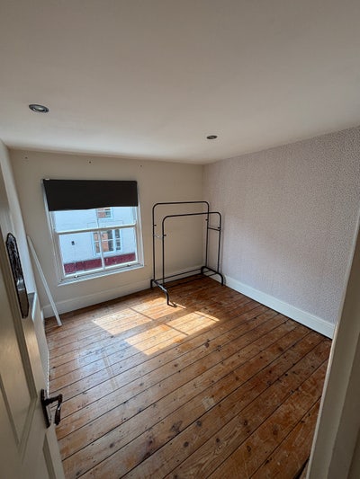 Single Room in Small two  Main Photo