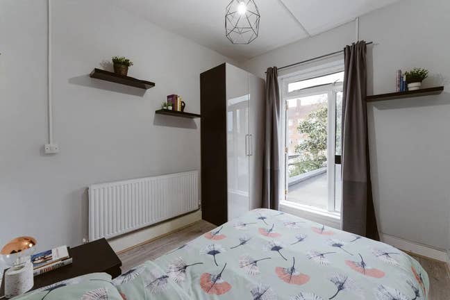 Urban Styled furnished and Spacio Double Bedrooms  Main Photo